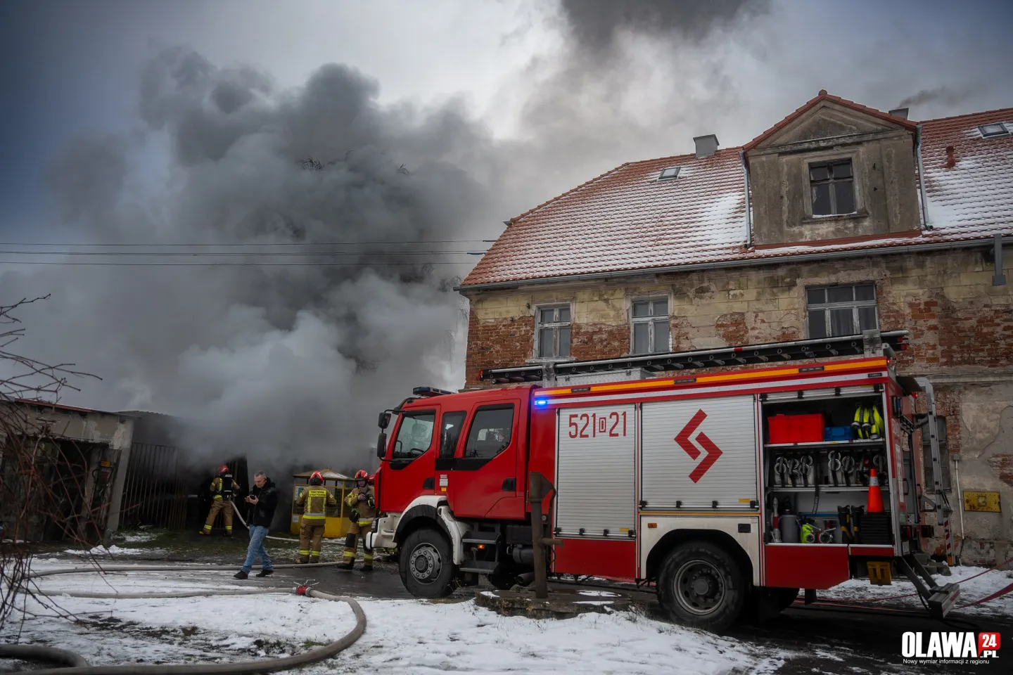 Duże zadymienie na ulicy Dzierżonia. Strażacy walczą z pożarem 
