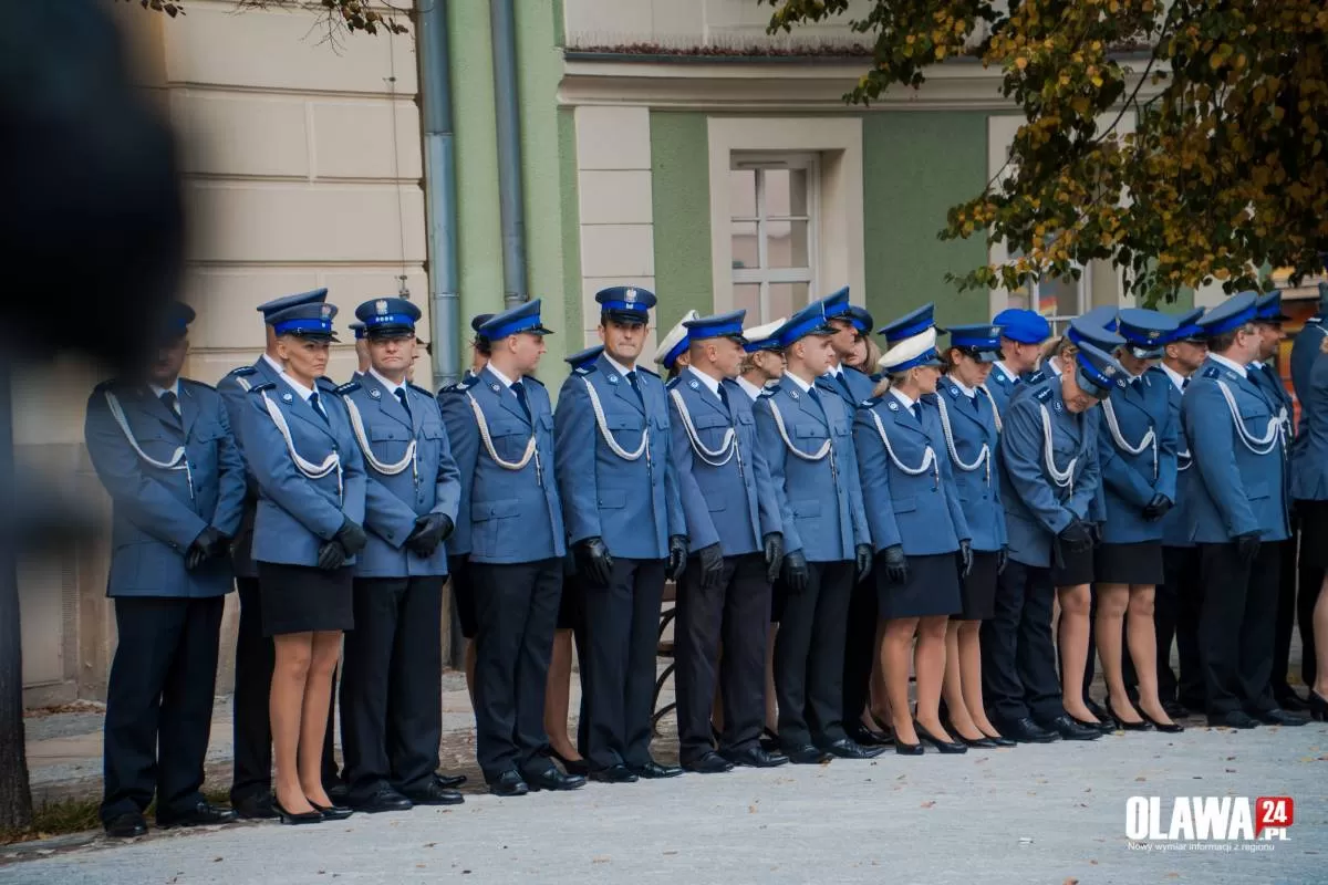 Oławska policja z nowym sztandarem 