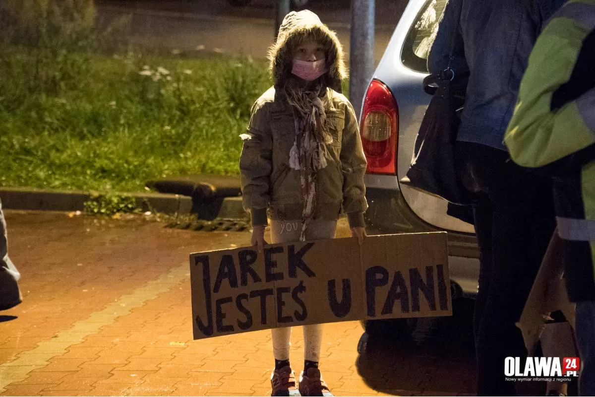 Kobiety dalej spacerują, a pod kościołem czekają kontrmanifestanci