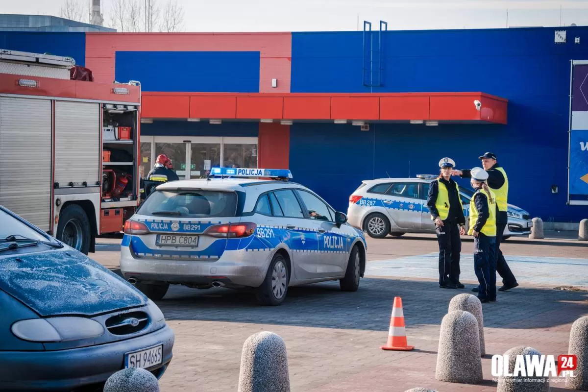 Alarm bombowy w Tesco. Trwa ewakuacja!