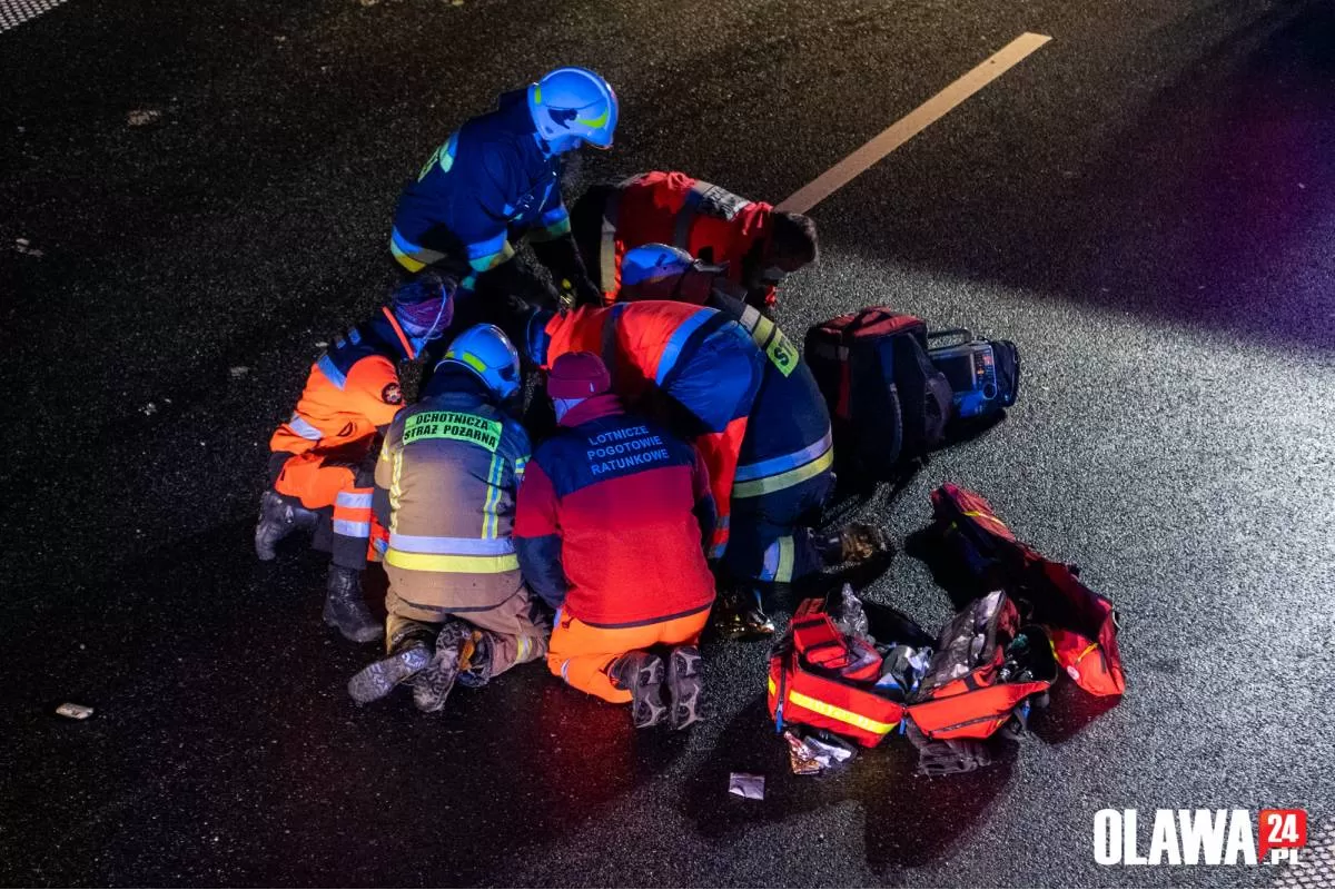 Wypadek na A4. Kierowca jednego z pojazdów wyleciał przez szybę