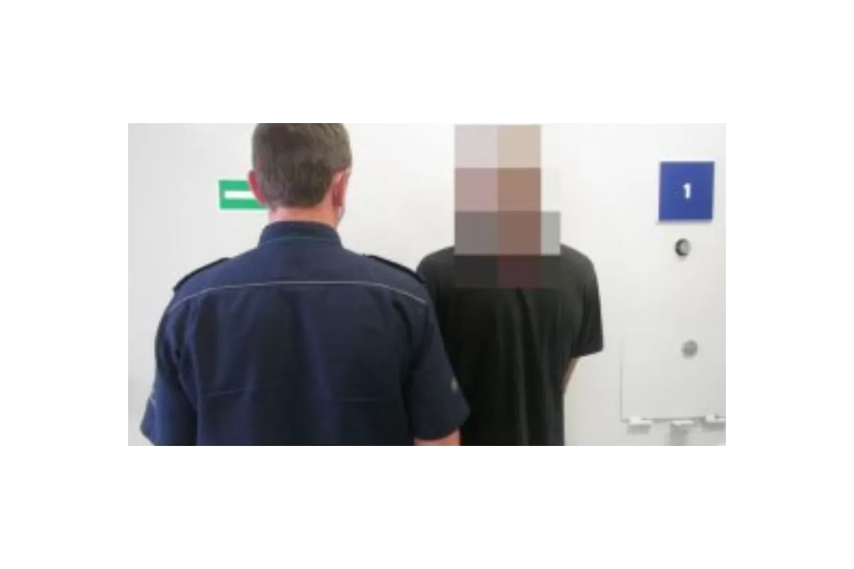 Ukradł maszynki, odepchnął ekspedientkę i uciekł 
