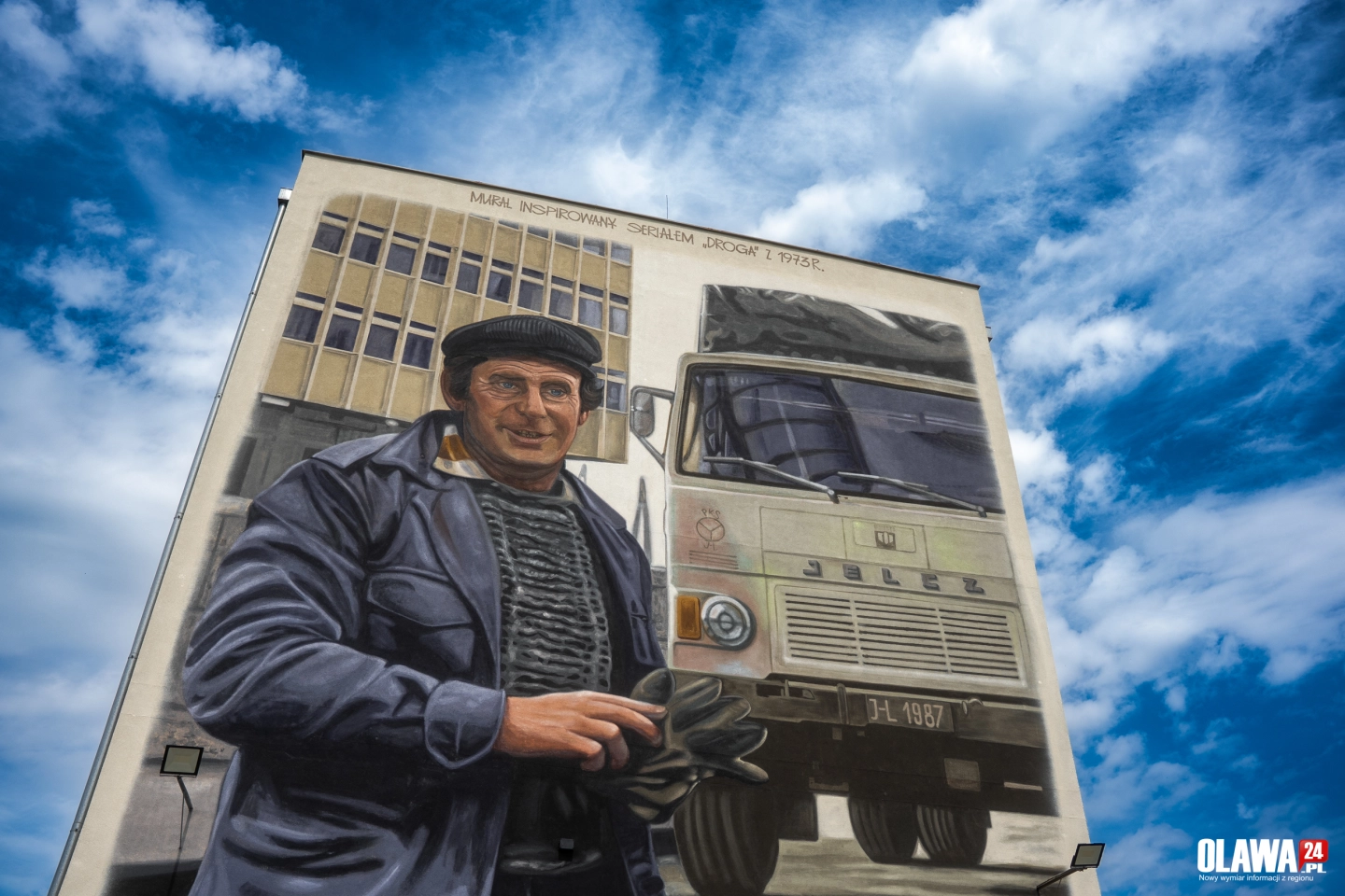 Tu sztuka spotyka motoryzację. Nowy mural już zdobi Jelcz-Laskowice