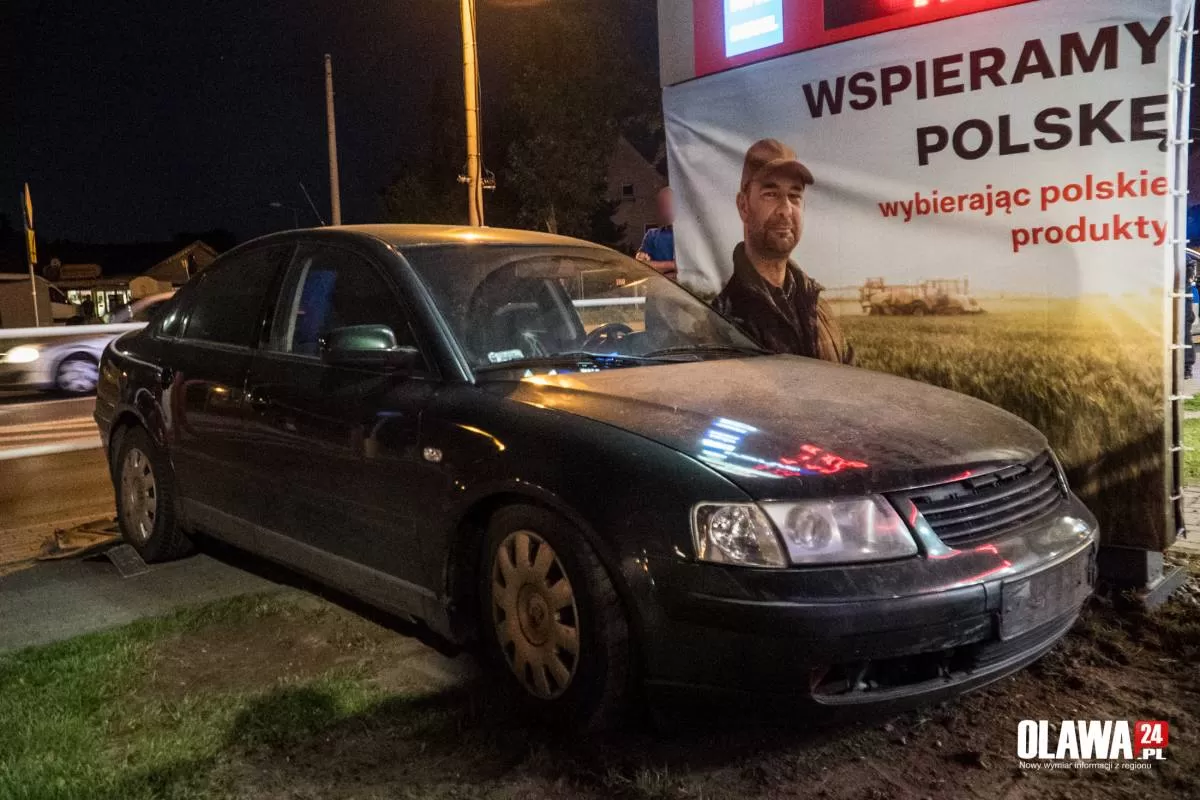 Kompletnie pijany wjechał w reklamę. O włos od tragedii!