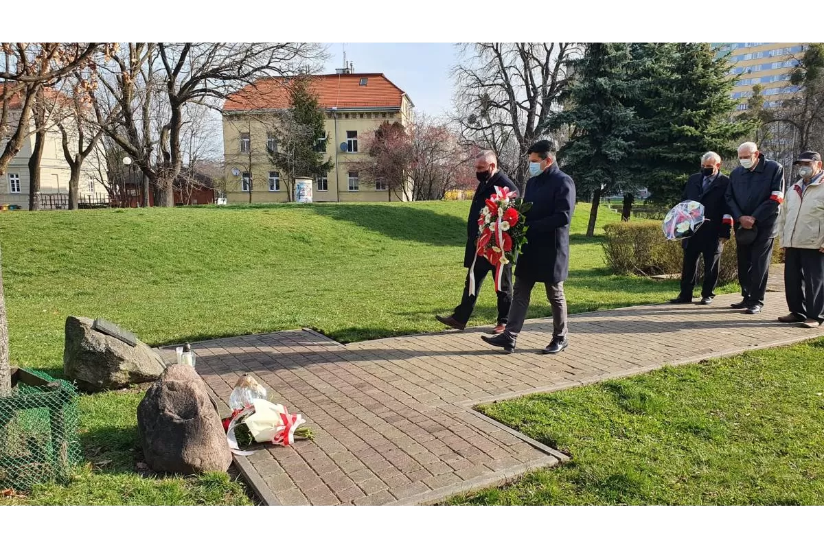 Złożyli kwiaty pod pamiątkową tablicą 