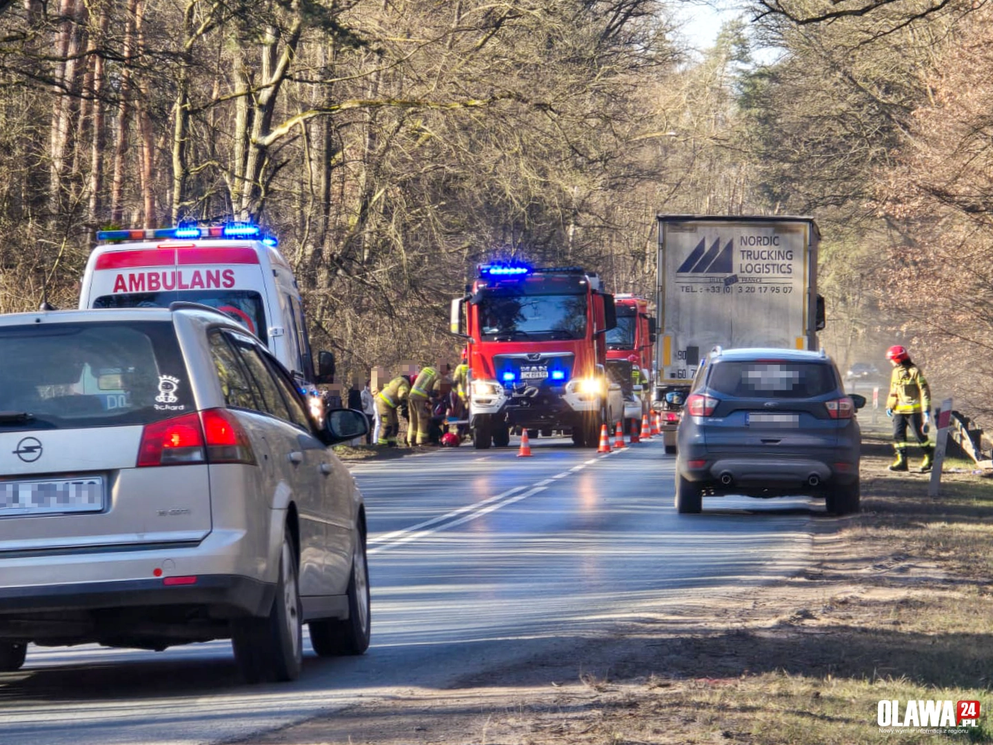 Zderzenie trzech samochodów na trasie Oława - Jelcz-Laskowice. Ruch odbywa się wahadłowo