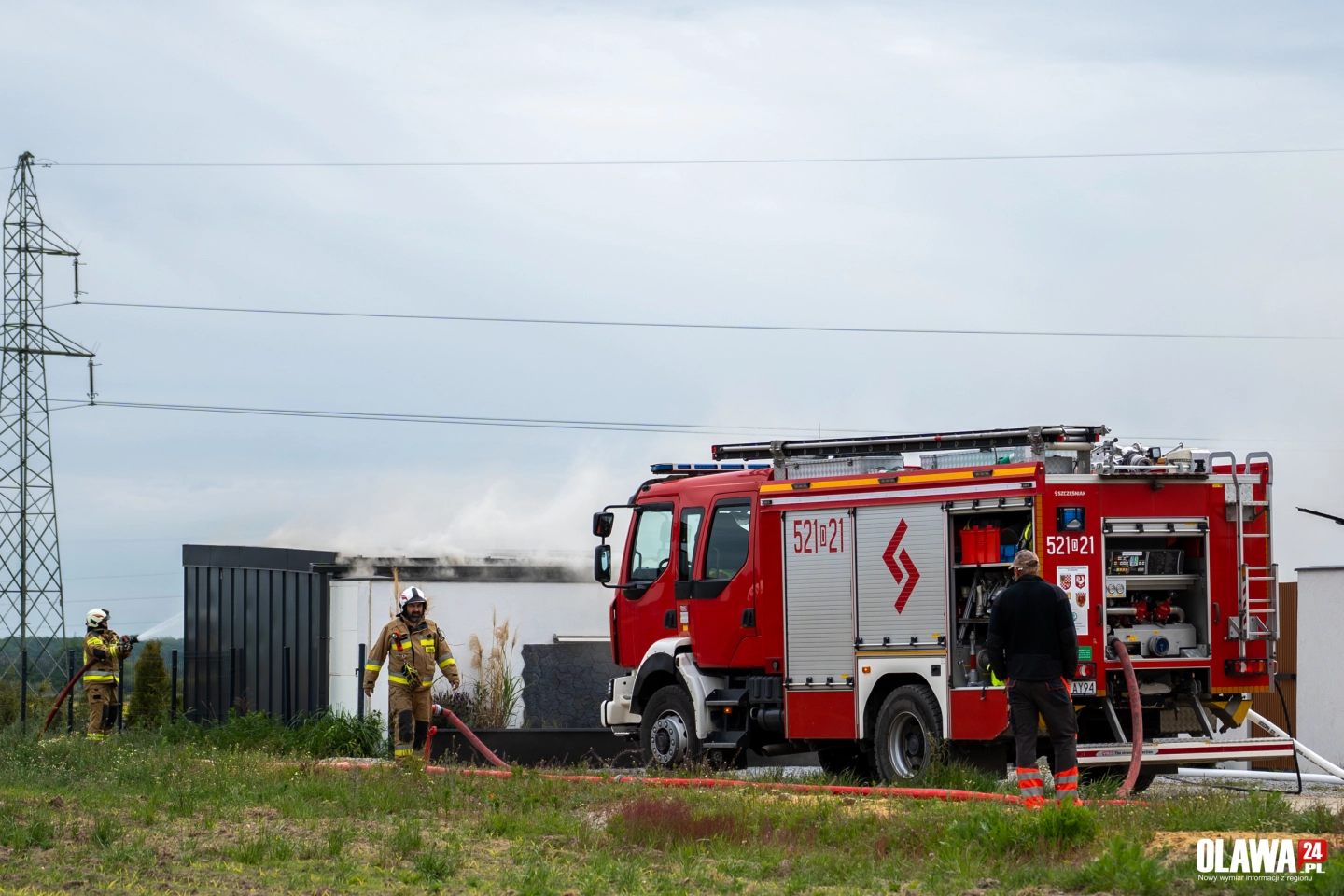 Pożar garażu w Marcinkowicach. Na miejscu sześć zastępów straży pożarnej