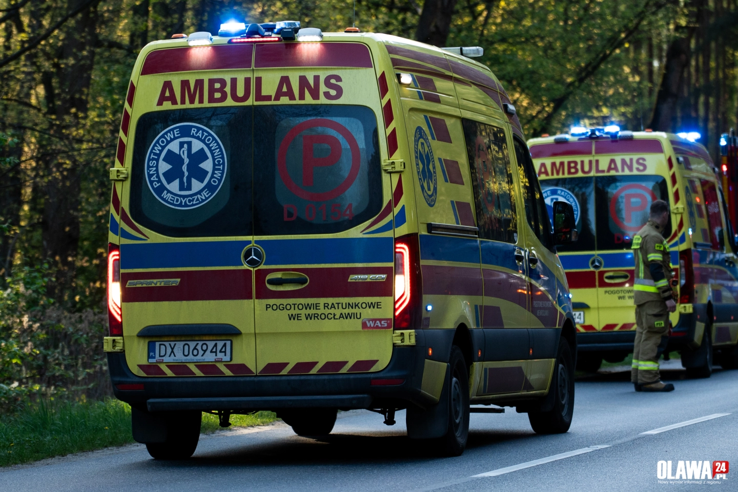 Wypadek na łuku drogi w lesie. Motocykl zderzył się z autem 