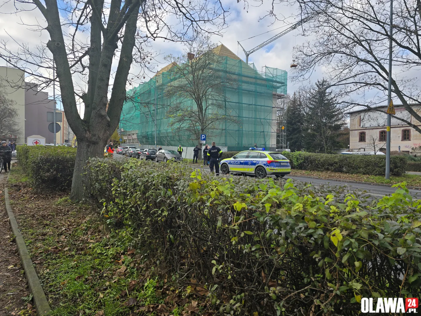 Pociął swoje ciało i przyłożył kawałek szkła do szyi. Akcja policji na Placu Zamkowym 