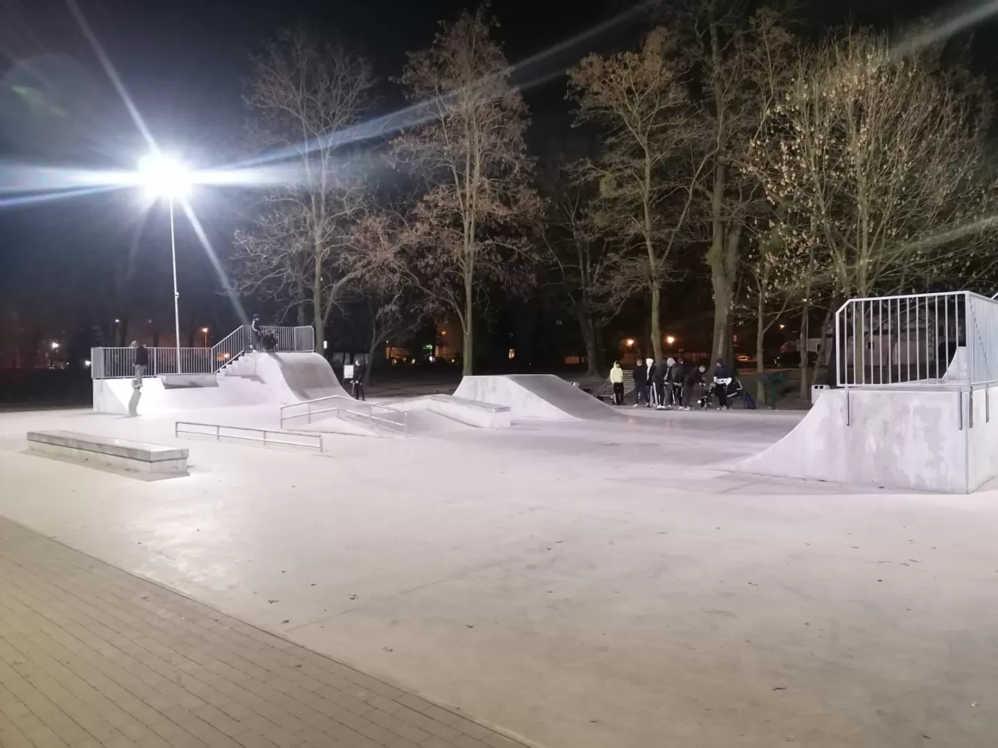 Oświetlenie skateparku na telefon. Jak to działa?