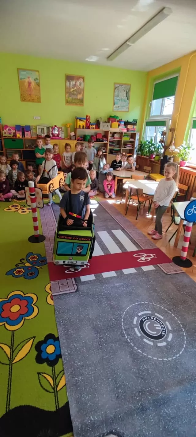 Policjantka z wizytą u przedszkolaków