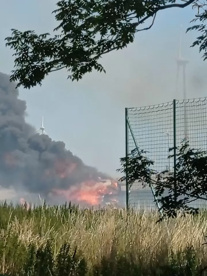 Pożar pola i kombajnu w Pełczycach. Droga zablokowana