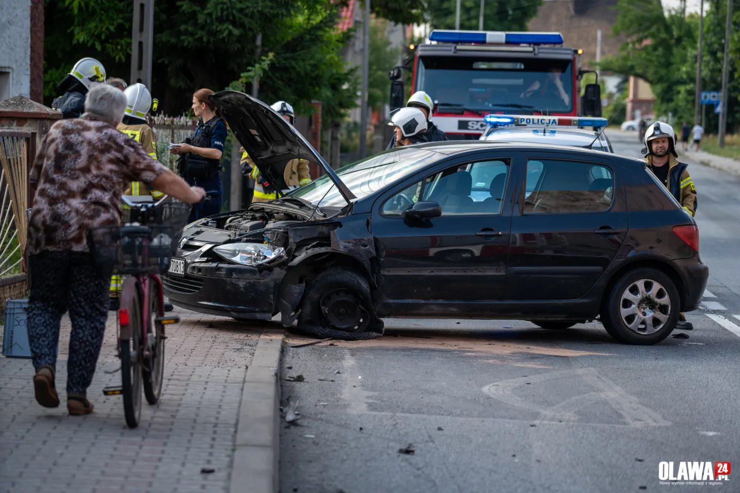 Wypadek w Godzikowicach. Jeden z pojazdów dachował