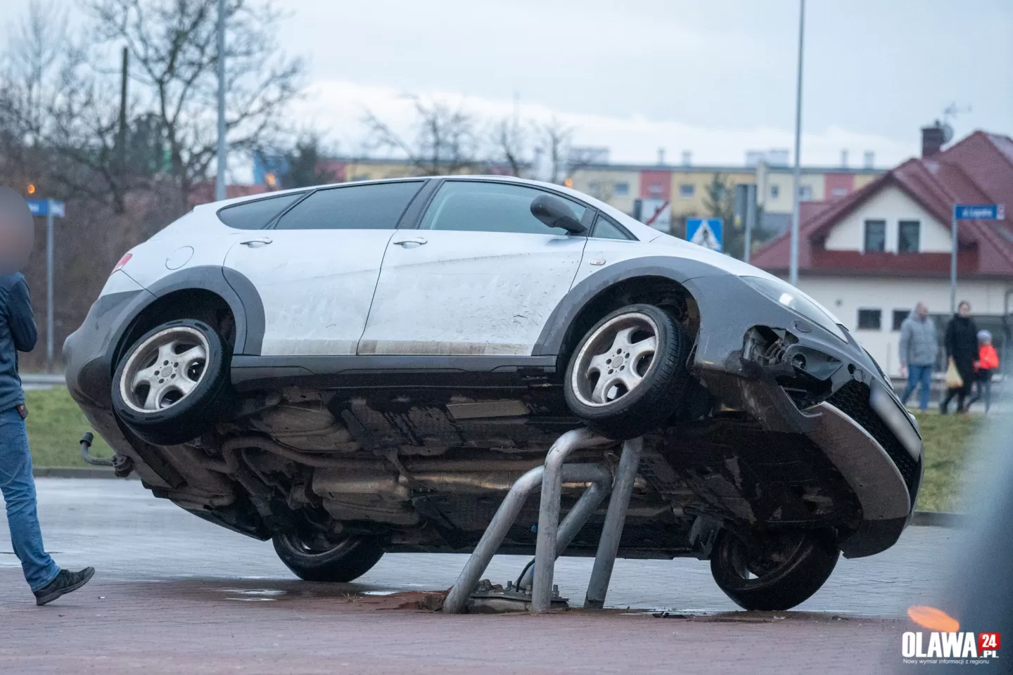 Auto zawisło na słupku. Czy to była próba parkowania?