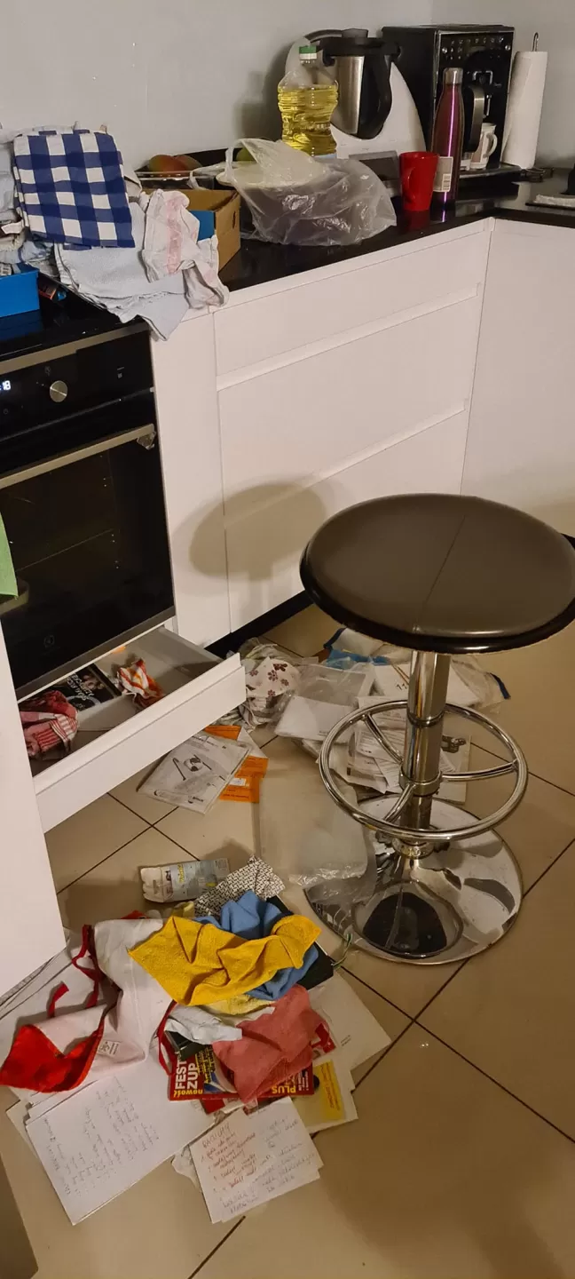 Włamali się, zdemolowali pomieszczenia i ukradli cenne rzeczy 