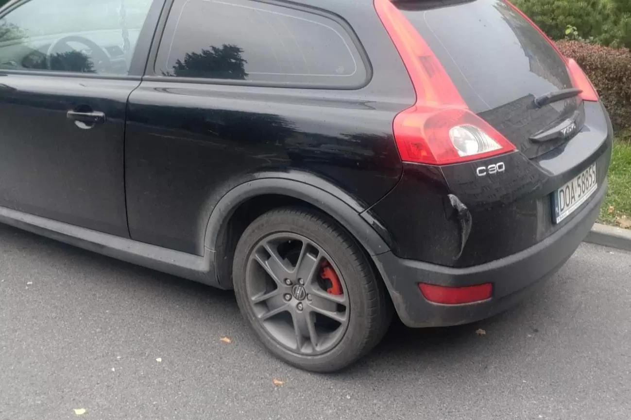 Ktoś celowo niszczy samochody na parkingu?