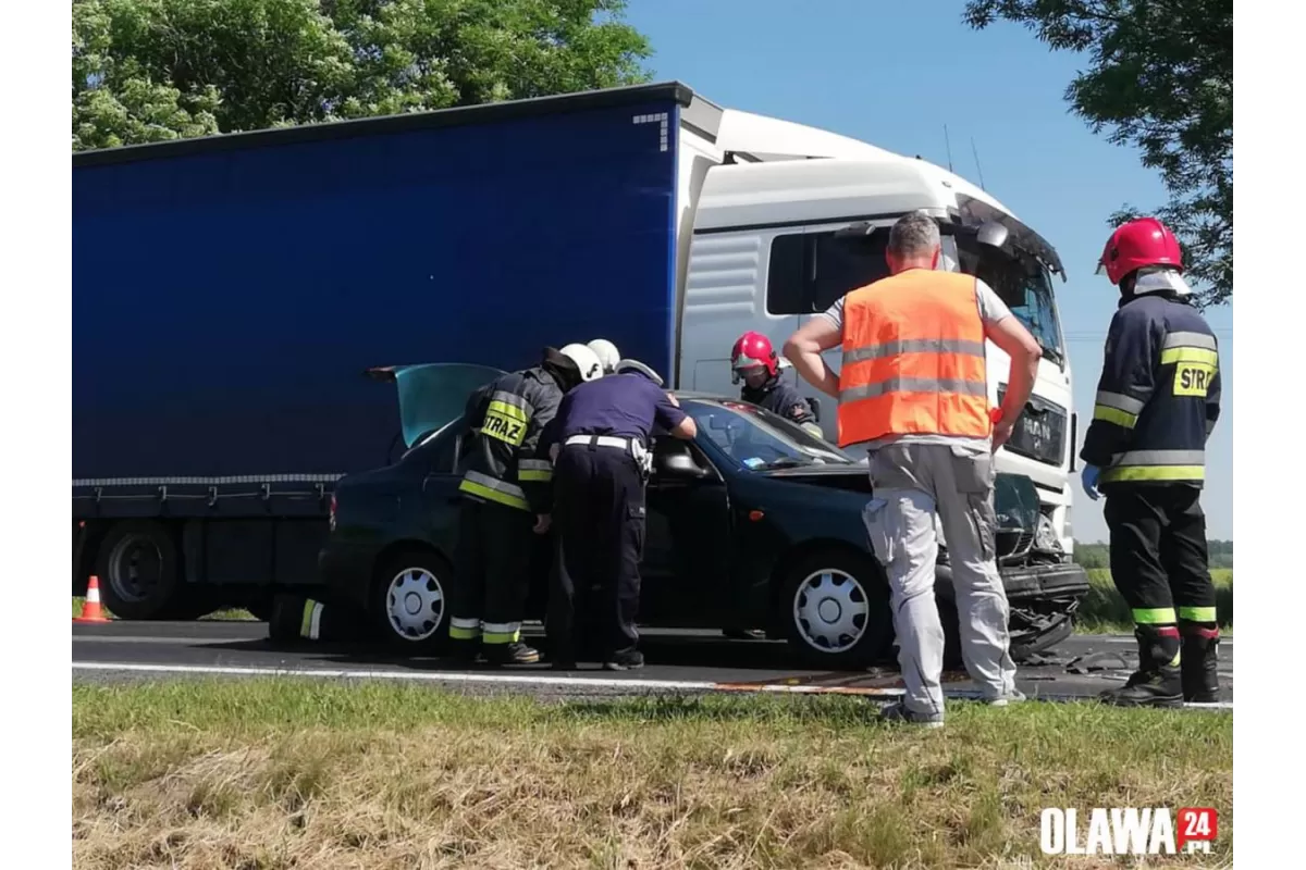 Najechał na tył busa, są utrudnienia 