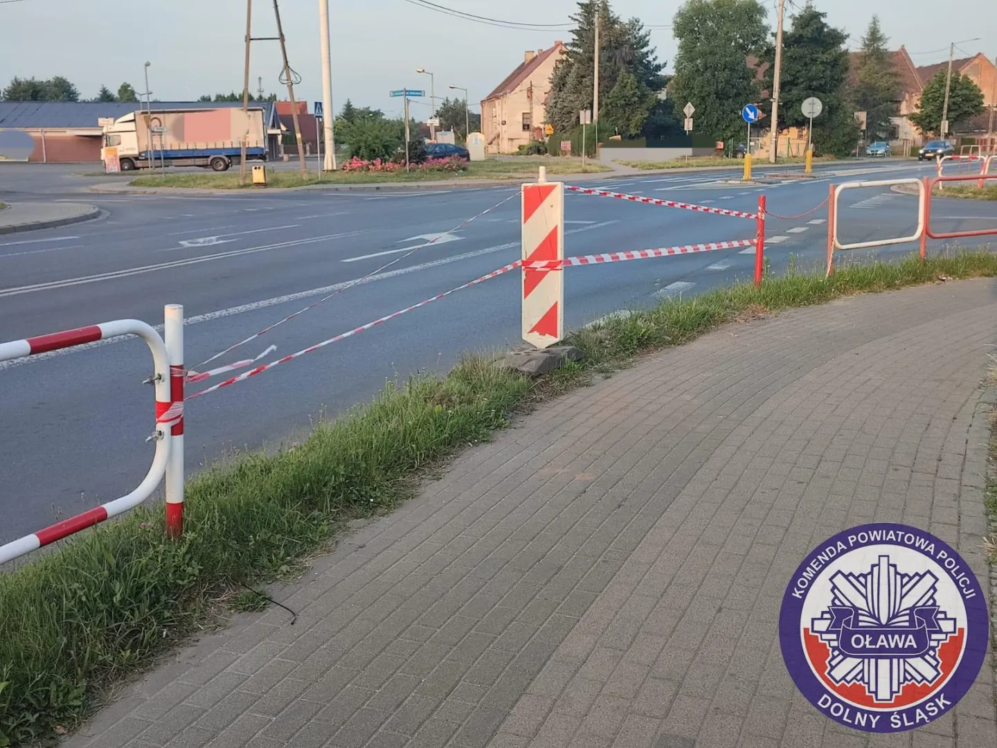 Z sądowym zakazem, mając 2,5 promila wjechał w barierki 