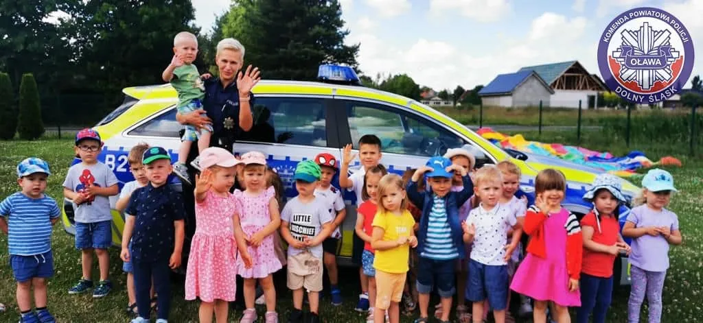Bezpieczne wakacje. Pogadanki policjantów w przedszkolach