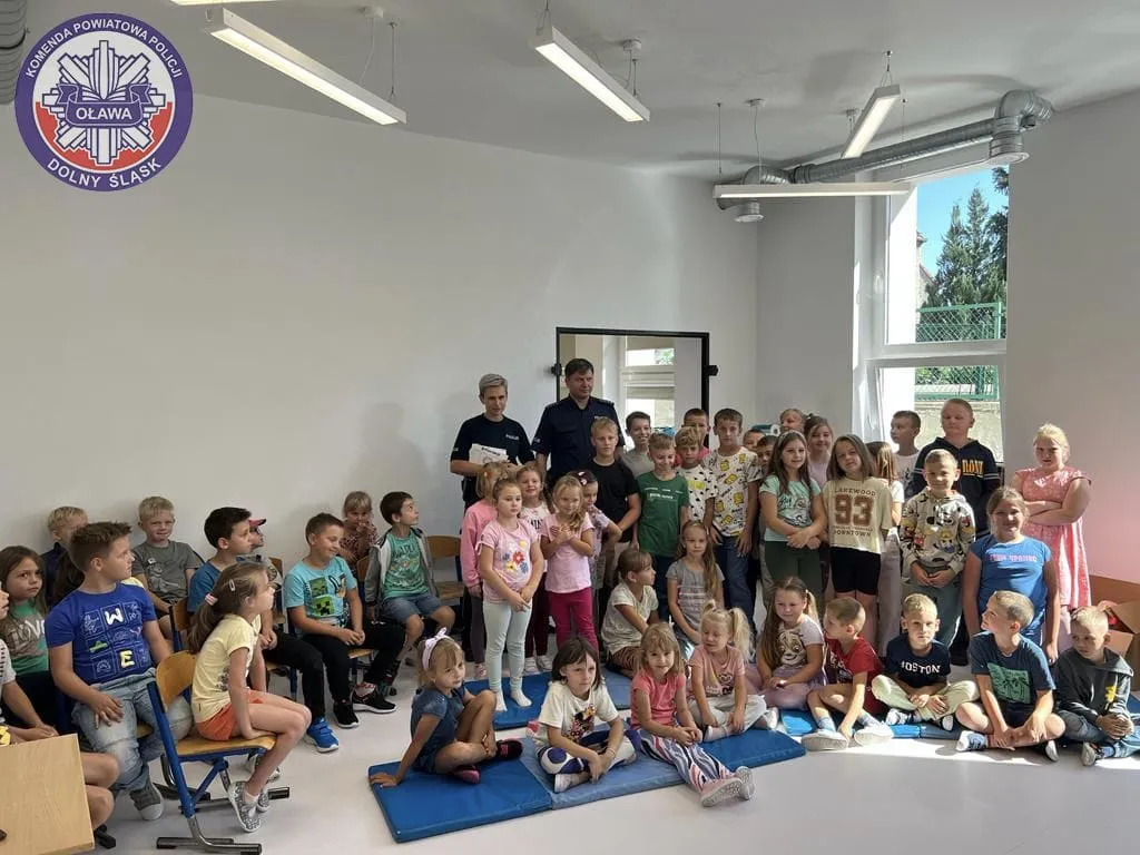 Bezpieczna droga do szkoły: policjanci wizytują placówki oświatowe