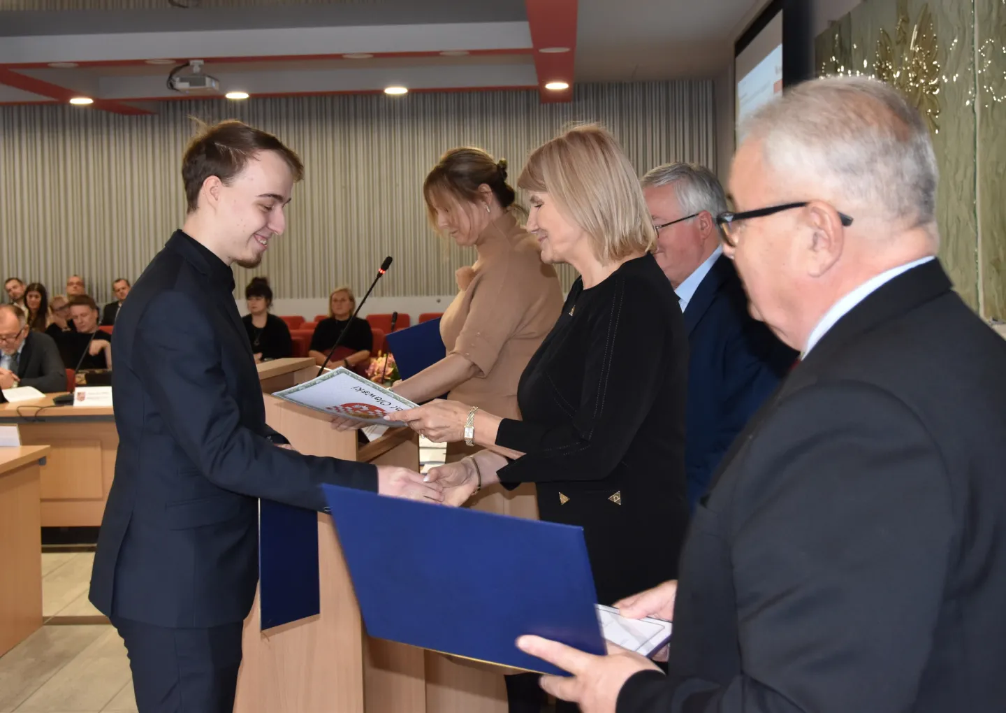 Najlepsi uczniowie z nagrodami 