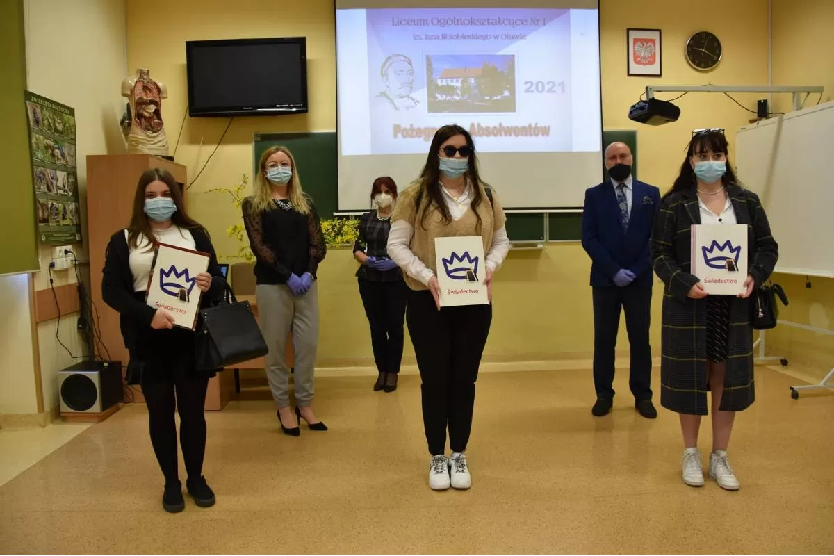 Tegoroczni maturzyści otrzymali świadectwa