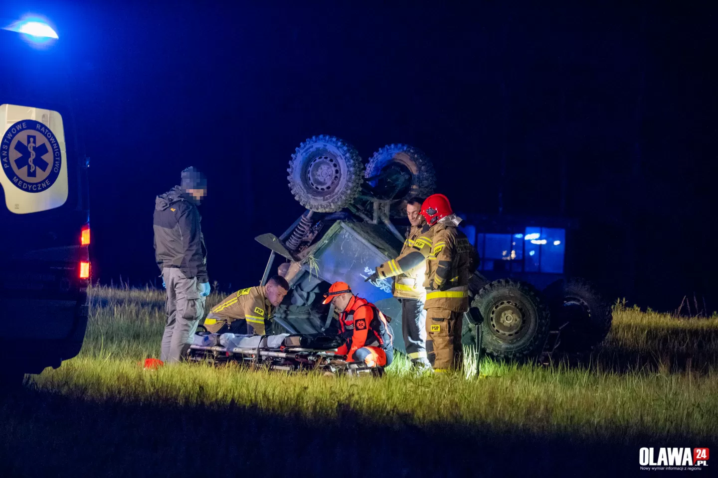 Samochód terenowy dachował. Kierowca został przygnieciony