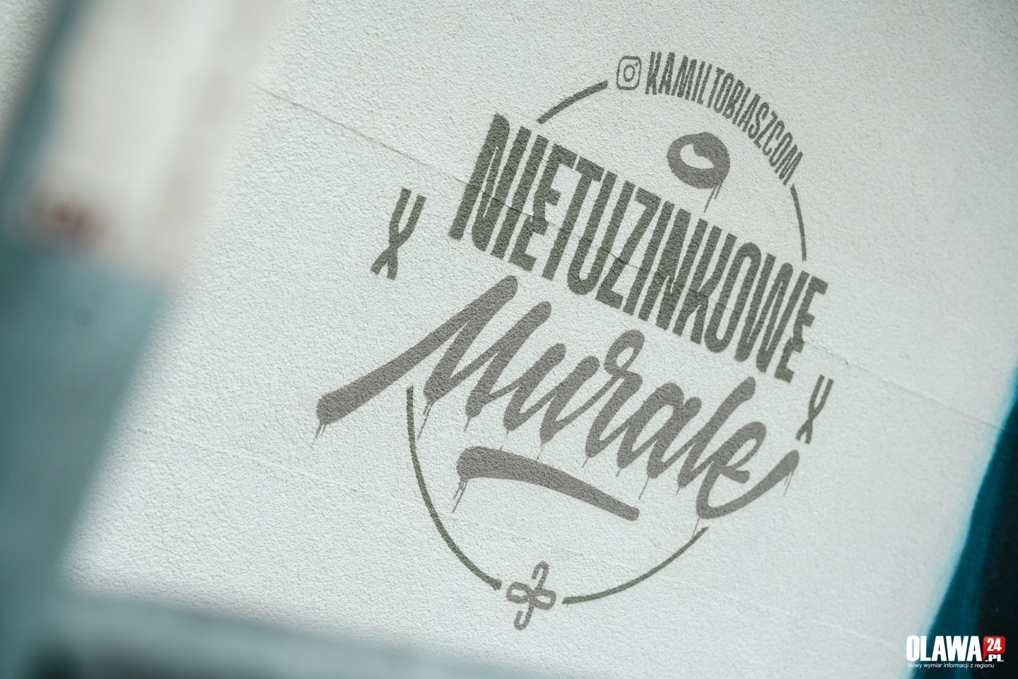 Jelcz-Laskowice: Nowy mural opowiada historię miasta i polskiej kultury