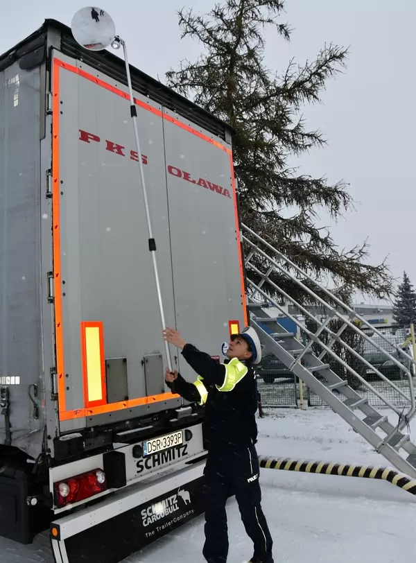 Kontrolują czy na pojazdach nie zalega śnieg i lód