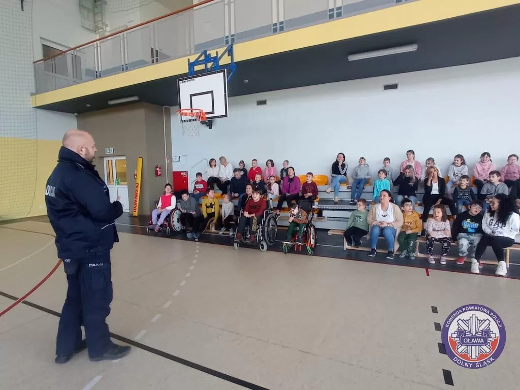 Policjanci przypominają o bezpiecznych feriach 