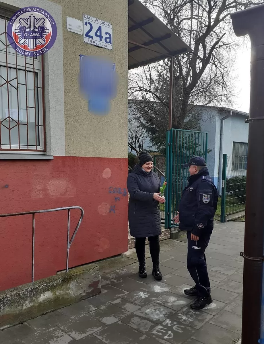 Oławska drogówka z kwiatami dla Pań