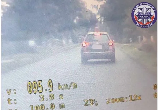 Przekroczyli prędkość w obszarze zabudowanym. Stracili prawo jazdy