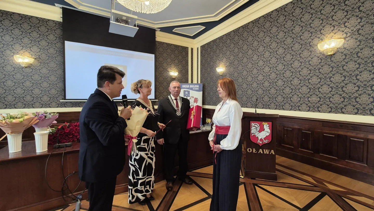 Odeszli na emeryturę. Burmistrz wręczył podziękowania