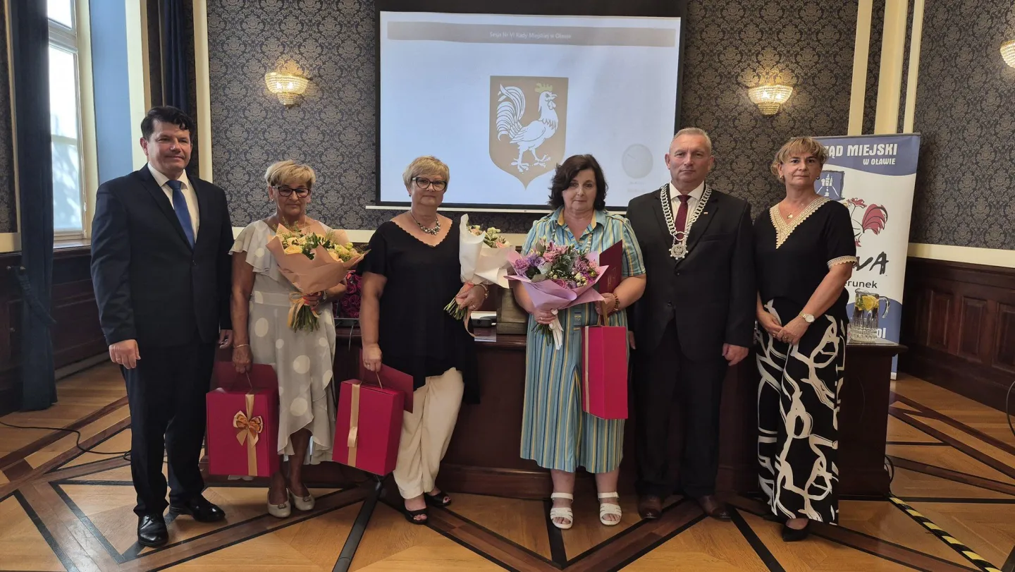 Odeszli na emeryturę. Burmistrz wręczył podziękowania