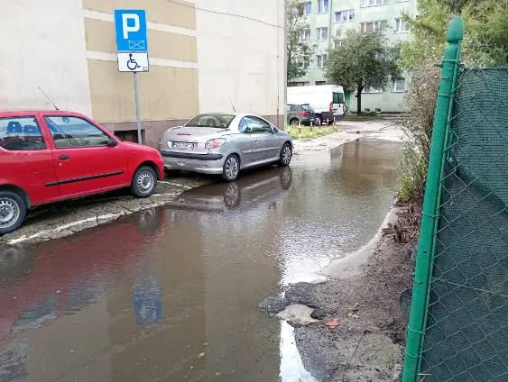 Ulica zalana, a chodnik zajęty. Mieszkanka pyta, jak przejść? 