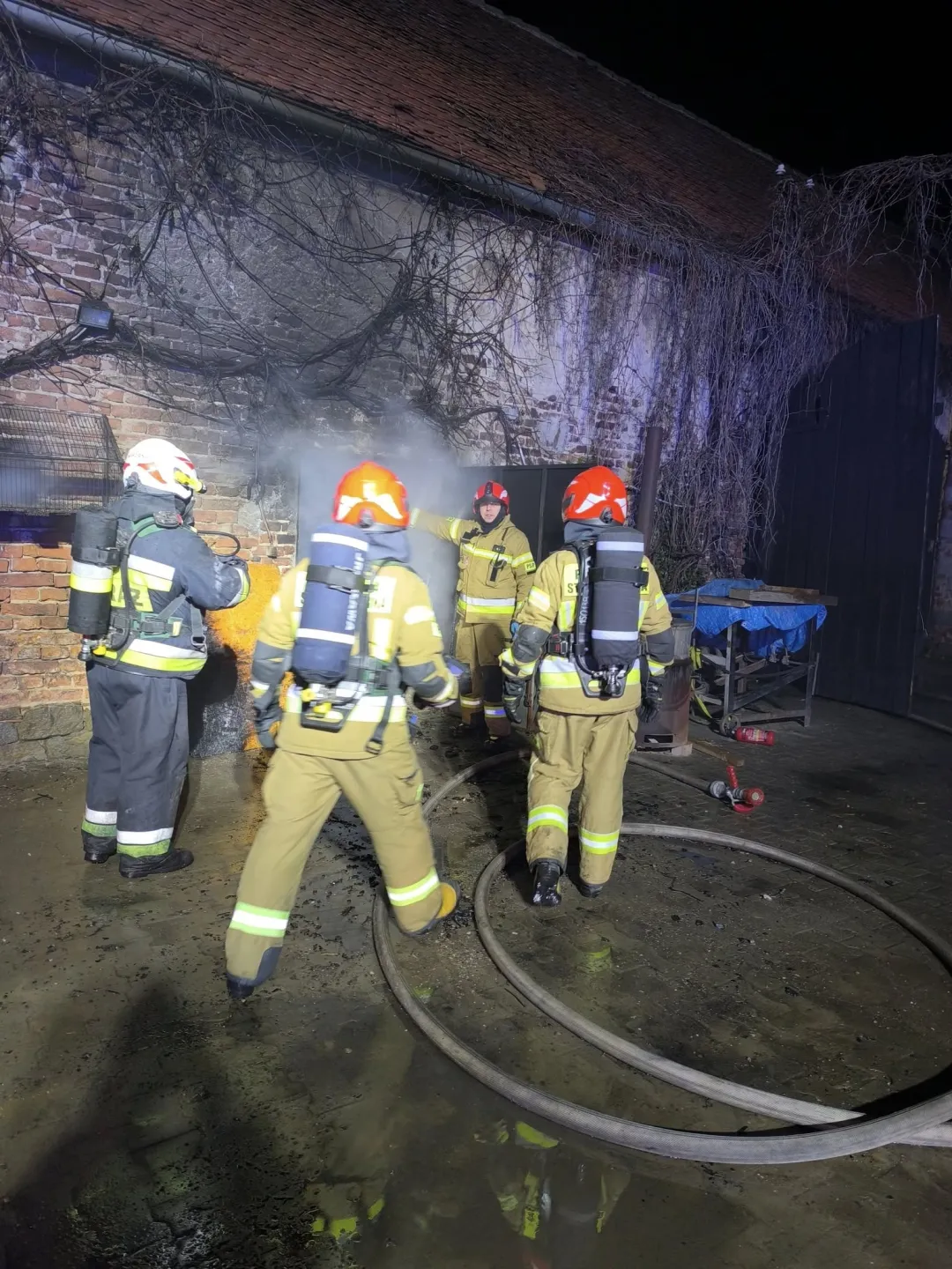 Pożar budynku z którego wyniesiono dwie butle z gazem 