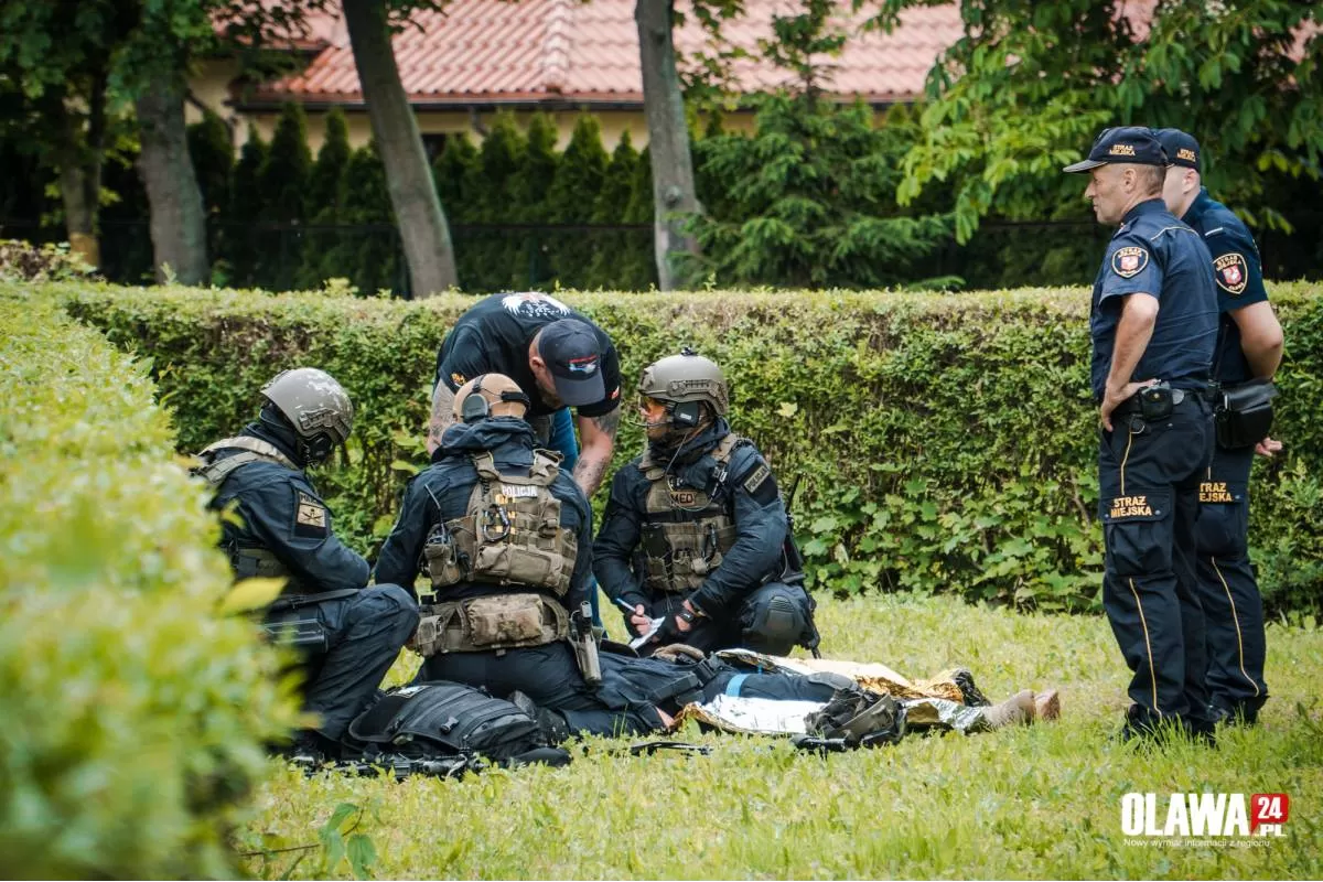 Służby kontrterrorystyczne w oławskiej szkole