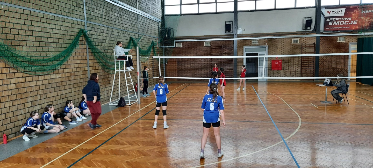 Uczennice rywalizowały w zawodach piłki siatkowej 