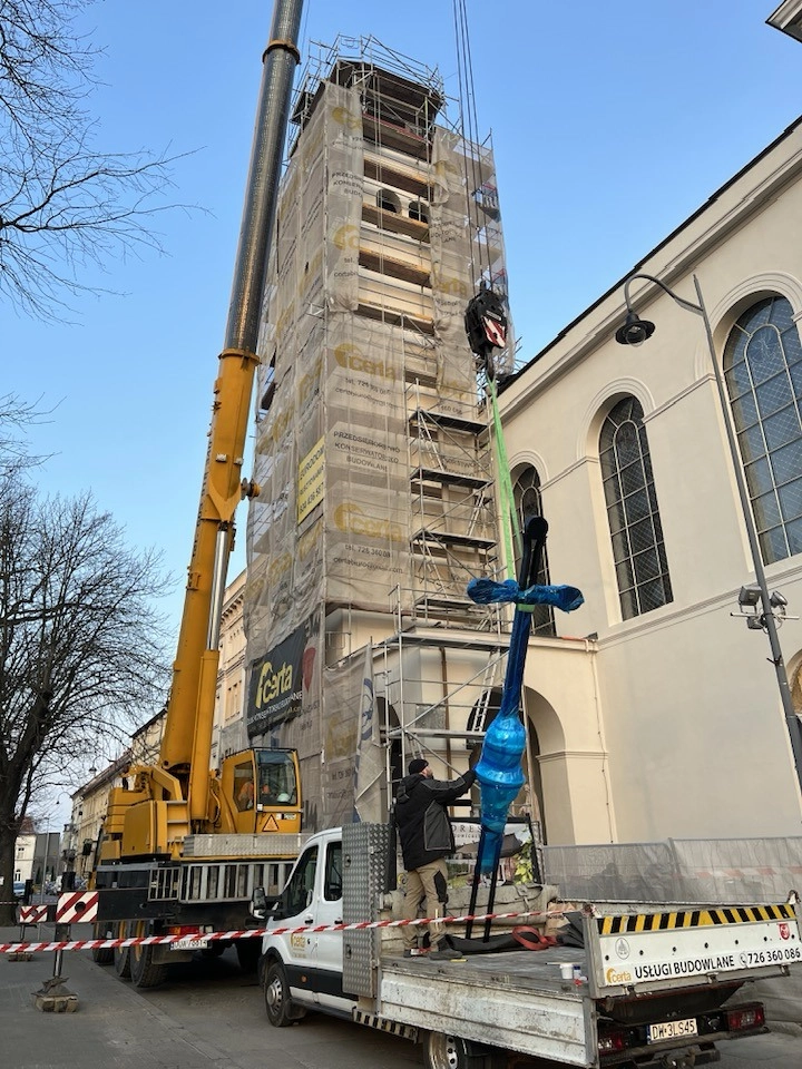 Przeszedł renowację i wrócił na wieżę Kościoła 