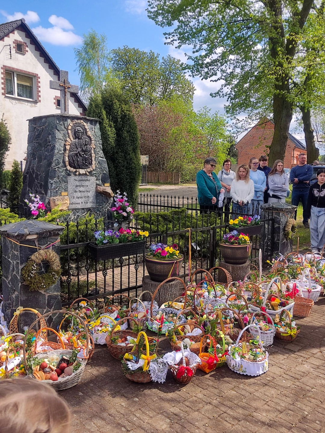 Dziuplina: Święcenie pokarmów w plenerze - piękny, wielkanocny zwyczaj