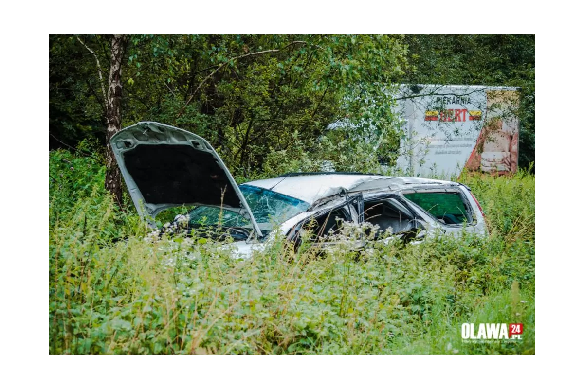 Groźnie na drodze. Samochód ciężarowy wpadł w poślizg