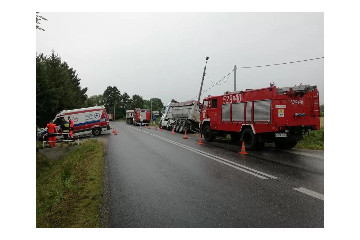 Kolizja karetki pogotowia z samochodem ciężarowym