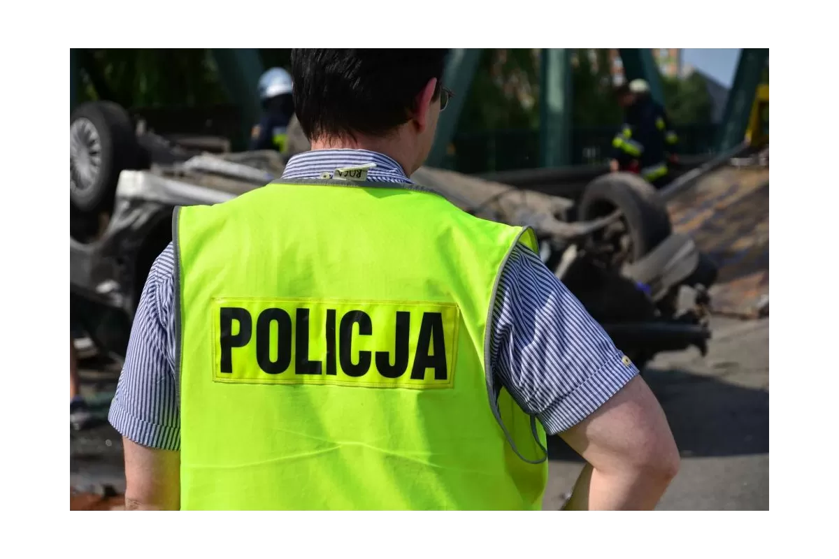 Wjechał w betonowe ogrodzenie i uciekł