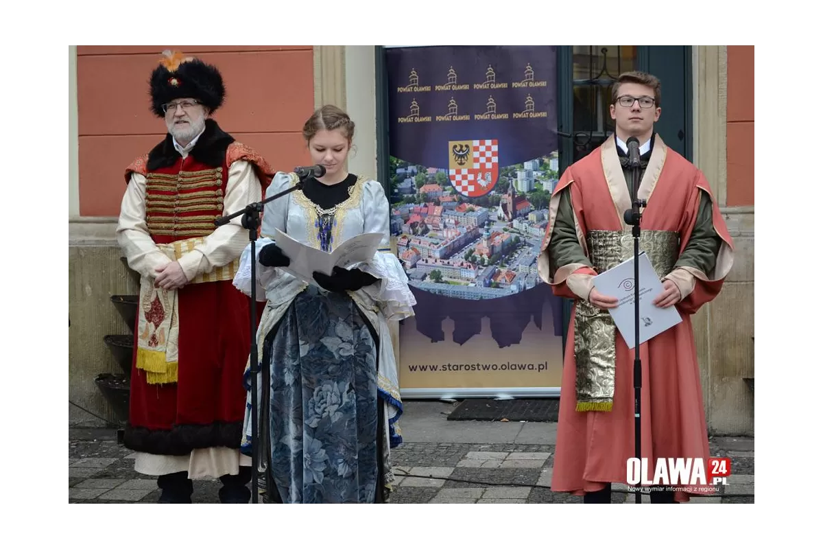 Tradycyjnie na Rynku zatańczyli Poloneza [ZDJĘCIA]