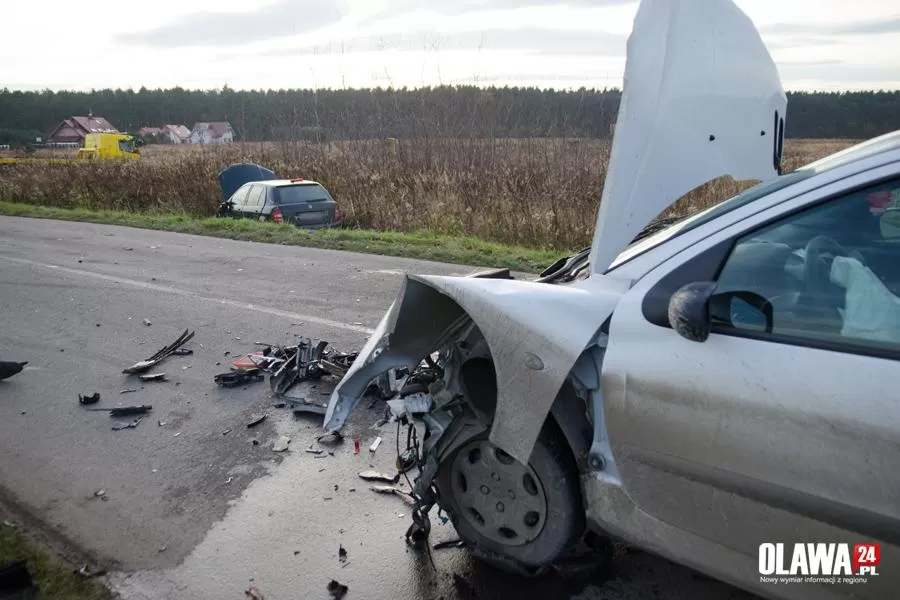 Straciła panowanie i uderzyła czołowo w jadący samochód