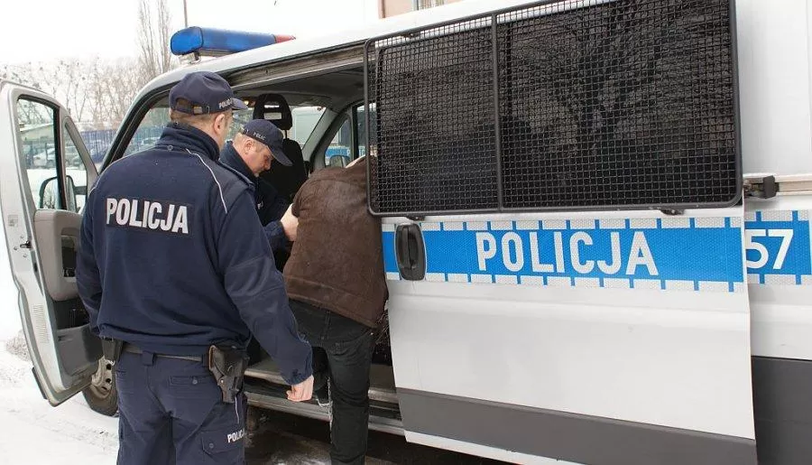 Gangster „Oława” zatrzymany. Ukrywał się w specjalnym pomieszczeniu