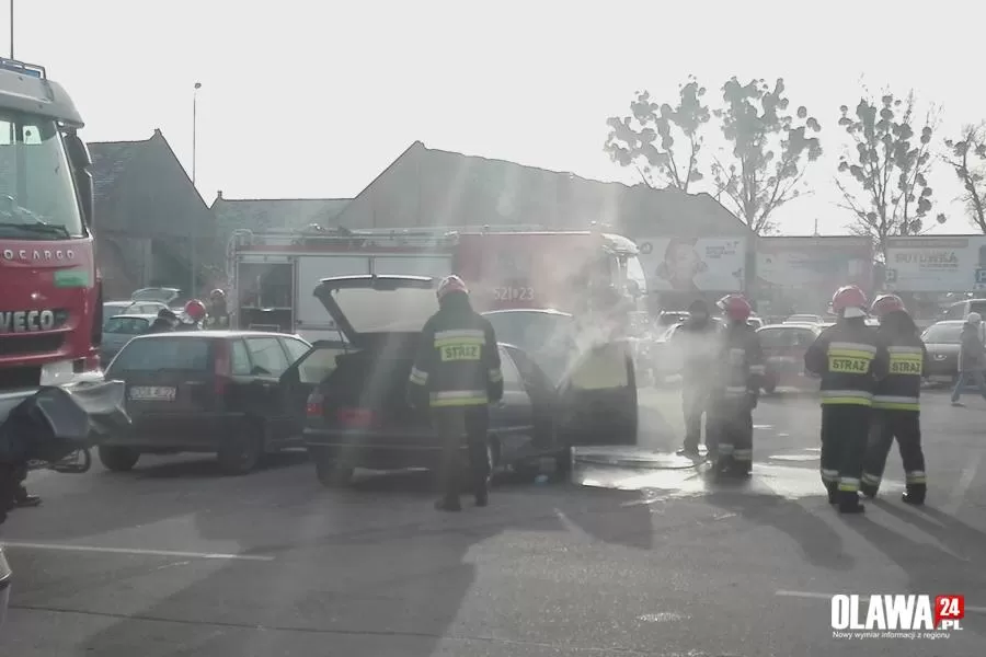 Pożar auta na parkingu