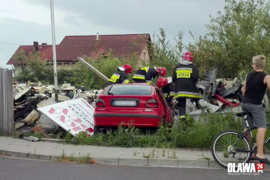 Z nadmierną prędkością przez wioskę. Uderzył w betonowy płot