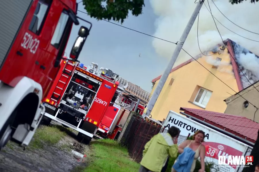 Piorun uderzył w dom. Wybuchł pożar [VIDEO]