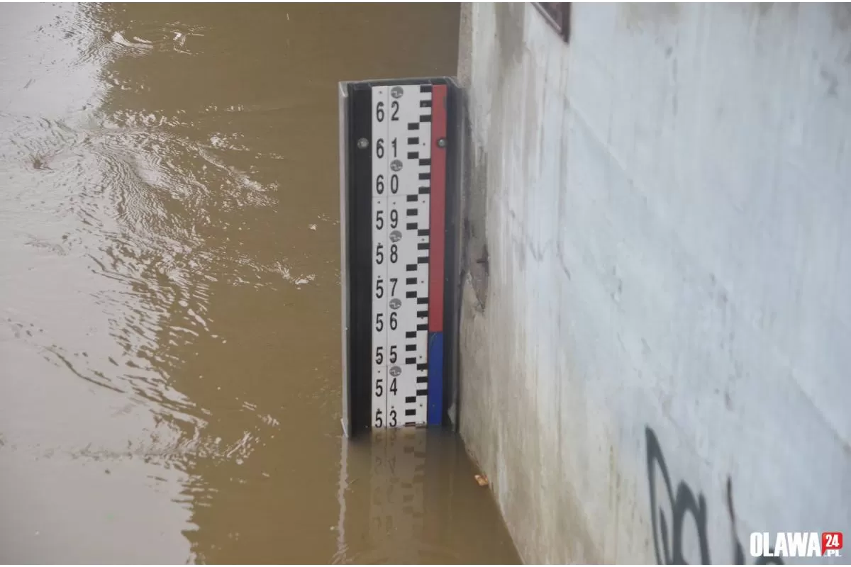 Fale wezbraniowe przechodzą przez Oławę, są lokalne podtopienia